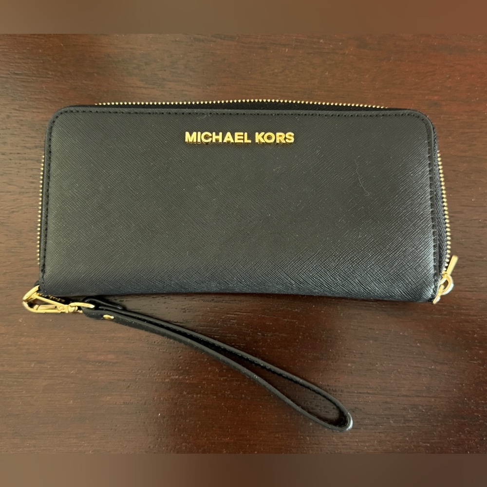 NWOT Michael Kors Jet Set Travel Large Saffiano Leather Quarter-Zip Wallet Black